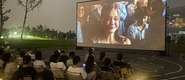 （啊啊啊大鸡吧日逼视频转载）成都秋夜“新耍法”：到公园看坝坝电影